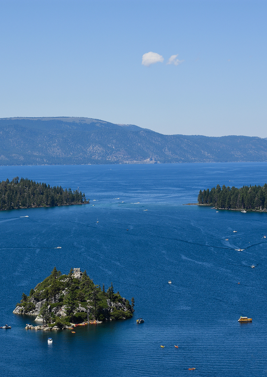 Île dans l'eau et montagnes au fond