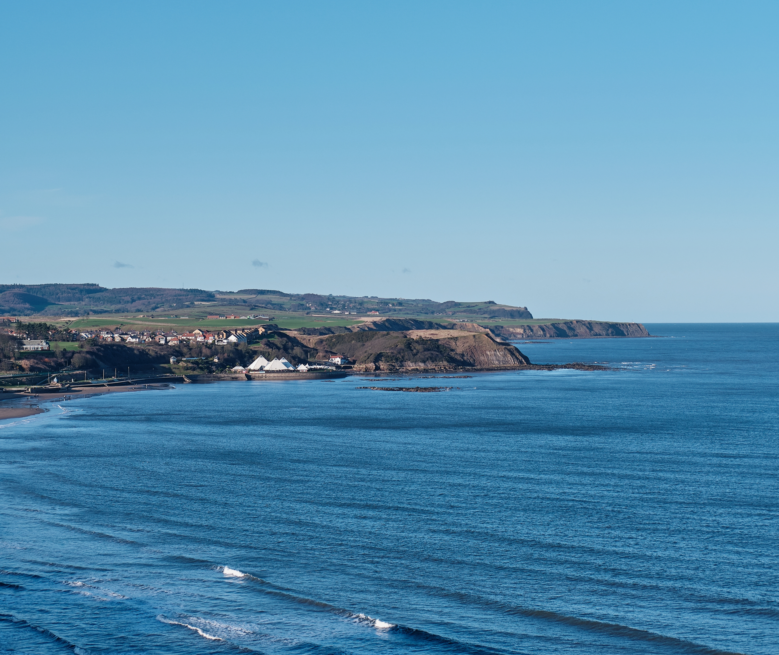Horizon avec ville et eau