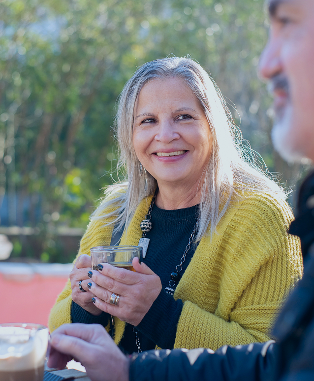 Femme avec chandail jaune et tasse de thé